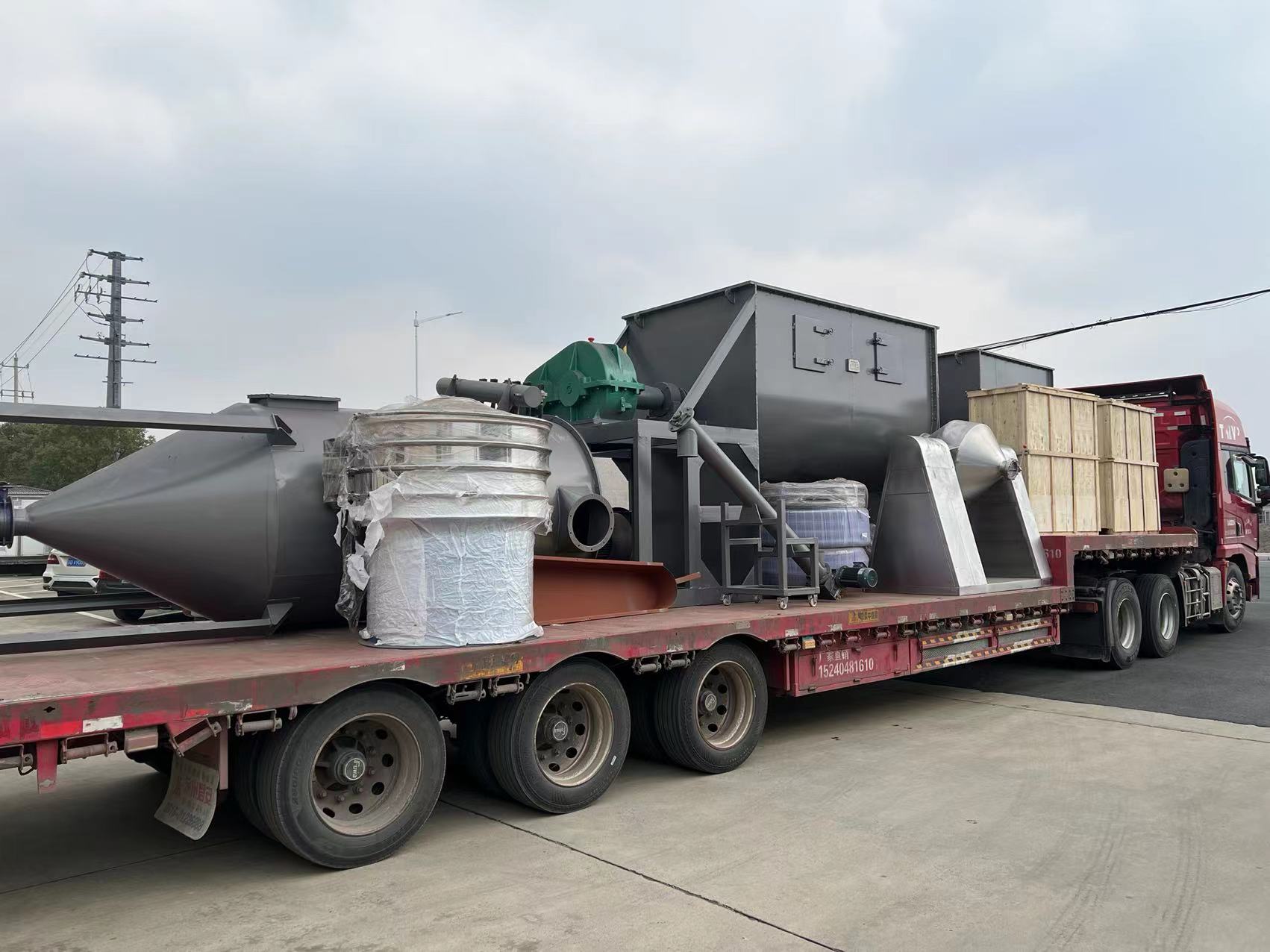 2月21日，WLDH-3000L型卧式螺带混合机和SZG-500L型回转真空干燥机发货！